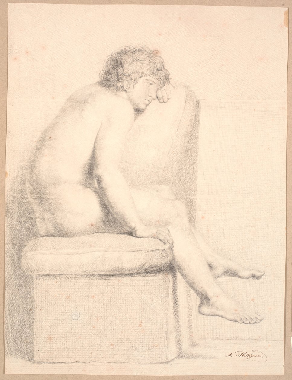 Modelo sentada en plinto con almohada. Perfil a la derecha. Cabeza apoyada en el brazo izquierdo. Las piernas no tocan el suelo de Nicolai Abildgaard