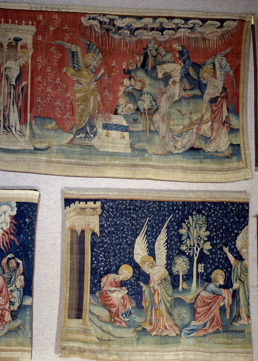 Colgadura del Apocalipsis (1373-1383), n. 61: el quinto ángel derramó su botella sobre el trono de la Bestia, el sexto vació sobre el Éufrates. Abajo, n. 70, el compañero de servicio dicta a San Juan y le aconseja adorar a Dios y no a él. de Nicolas Bataille