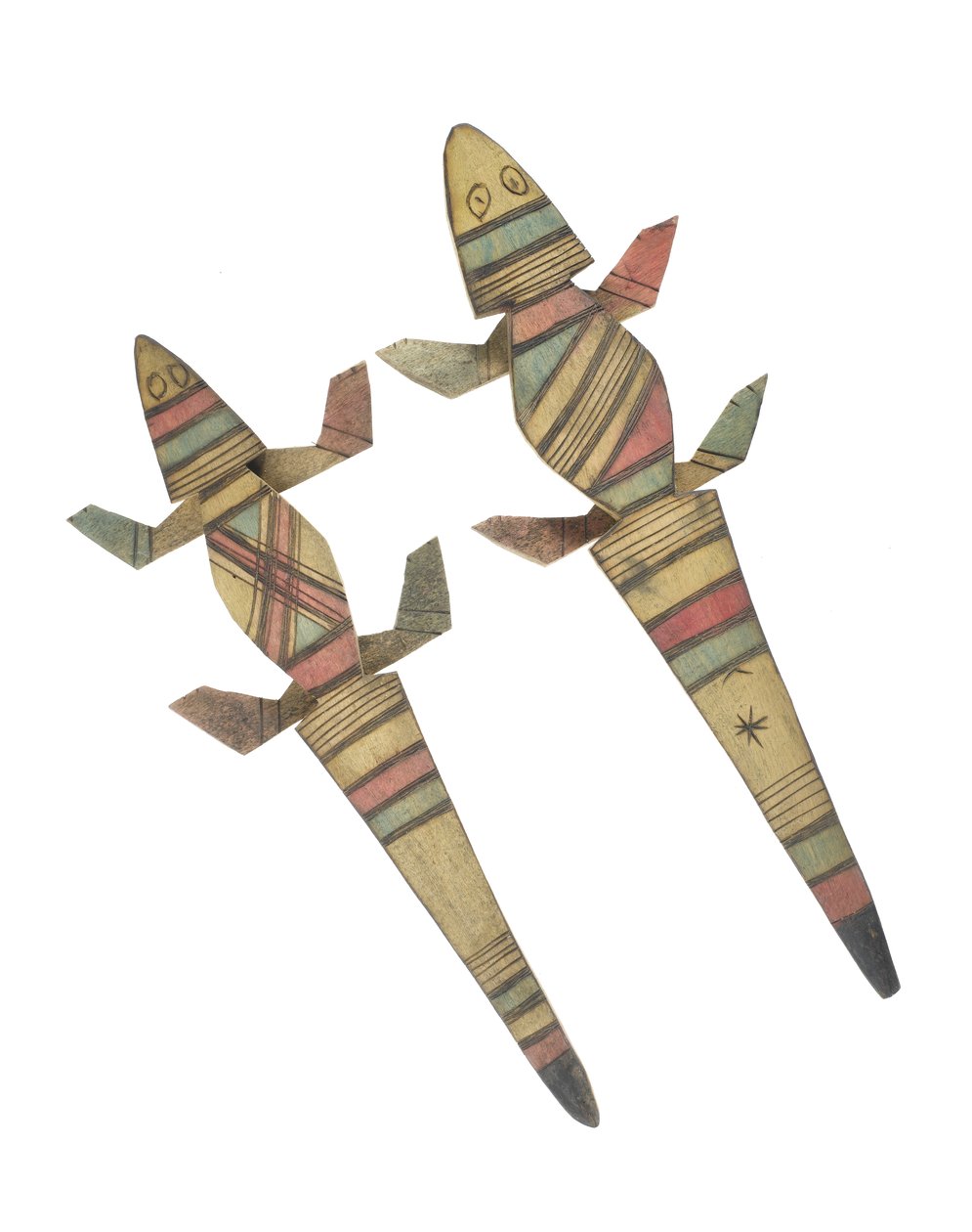 Figuras de cocodrilo talladas en madera decoradas con patrones geométricos pintados en rojo, verde y negro, Pueblo Hausa, Kano, Norte de Nigeria de Nigerian Nigerian