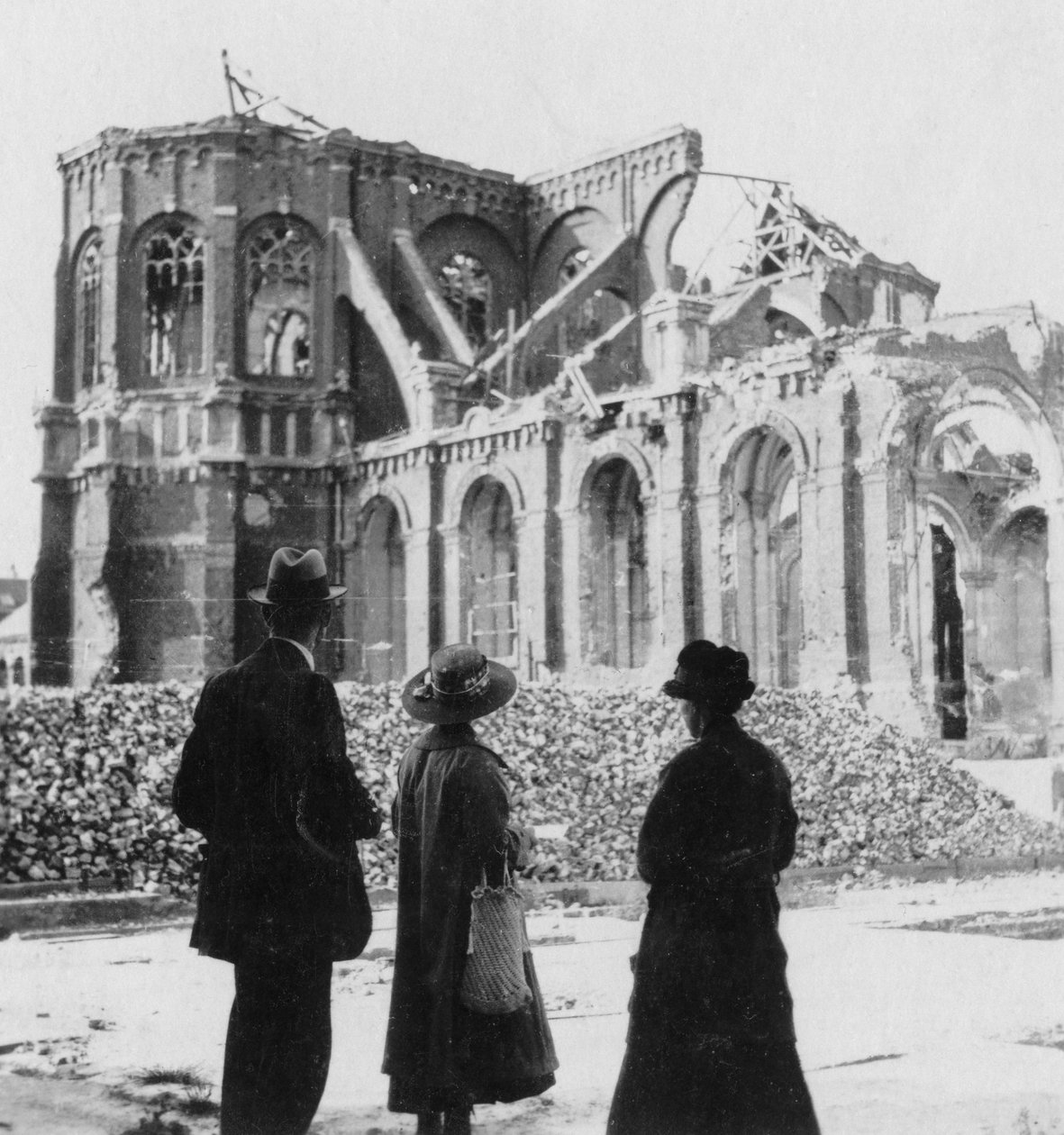 Daños a la iglesia de Notre Dame, Armentières, Francia, Primera Guerra Mundial, c. 1914-c. 1918 de Nightingale and Co
