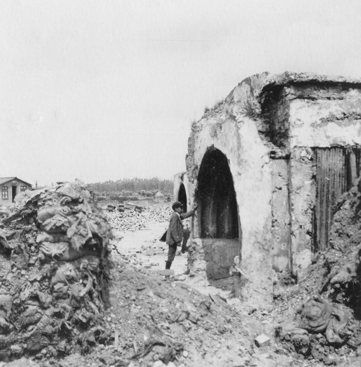 Refugio hecho de concreto y revestido con hierro corrugado, Primera Guerra Mundial, c1914-c1918 de Nightingale and Co