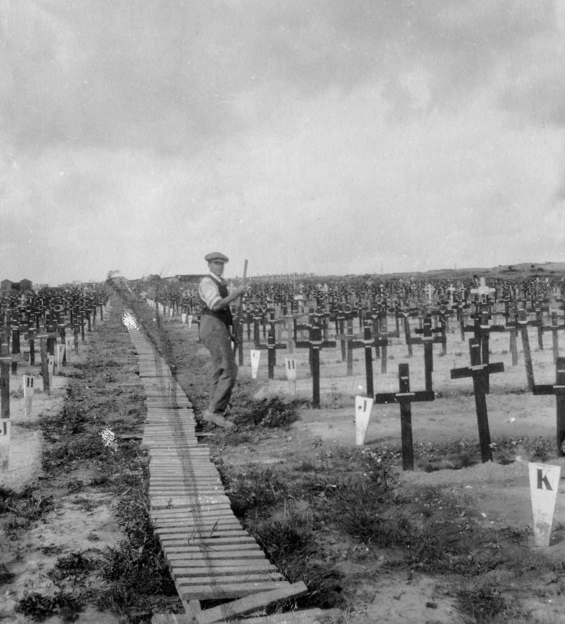 Cementerio del Cráter Hooge, cerca de Ypres, Bélgica, Primera Guerra Mundial, c1917-c1918 de Nightingale and Co