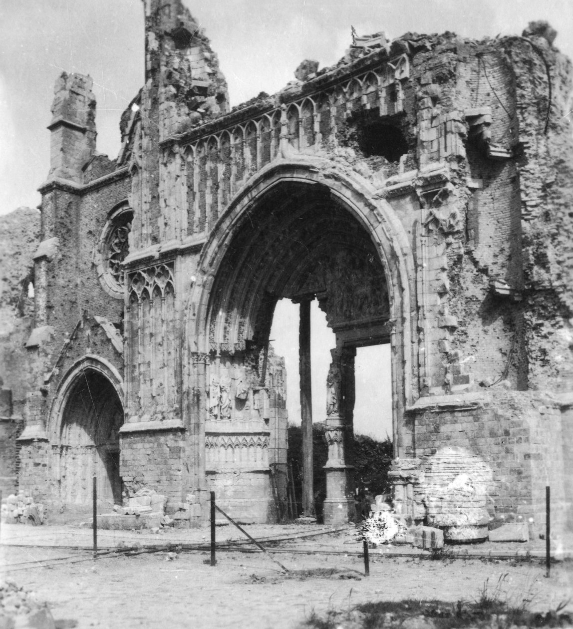 Ruinas de la catedral, Ypres, Bélgica, Primera Guerra Mundial, c1914-c1918 de Nightingale and Co