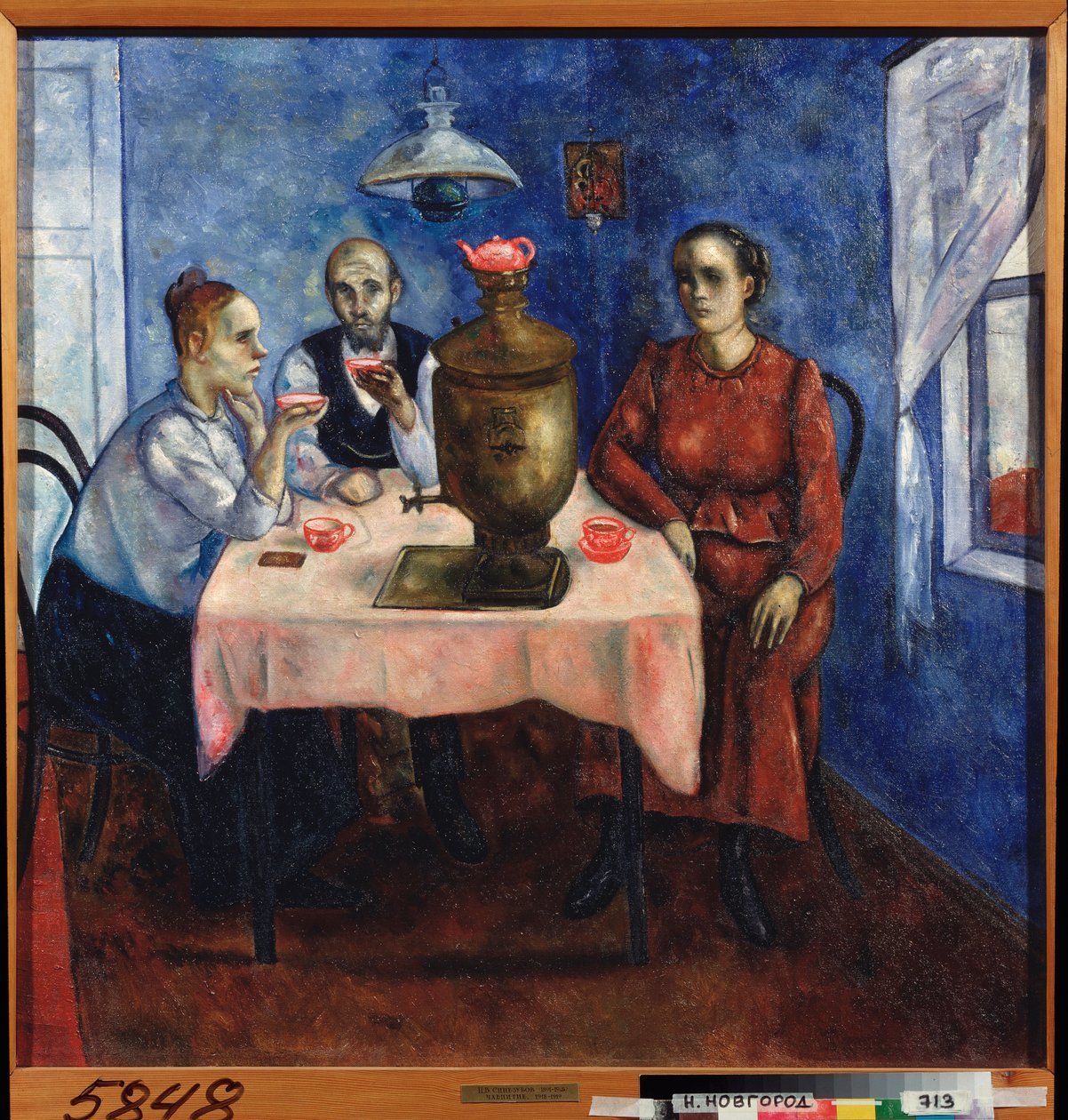 La hora del té (Escena de la vida cotidiana, una triste familia bebiendo té reunida en torno a un samovar) - Bebiendo té - Pintura de Nikolai Vladimirovich Sinezubov (Nicolas Sinezouboff) (1891-1956), óleo sobre lienzo de Nikolay Vladimirovic Sinezubov