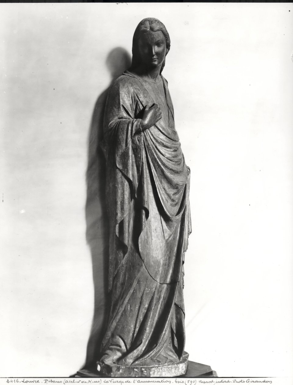 La Virgen de la Anunciación (madera) (foto en blanco y negro) de Nino Pisano