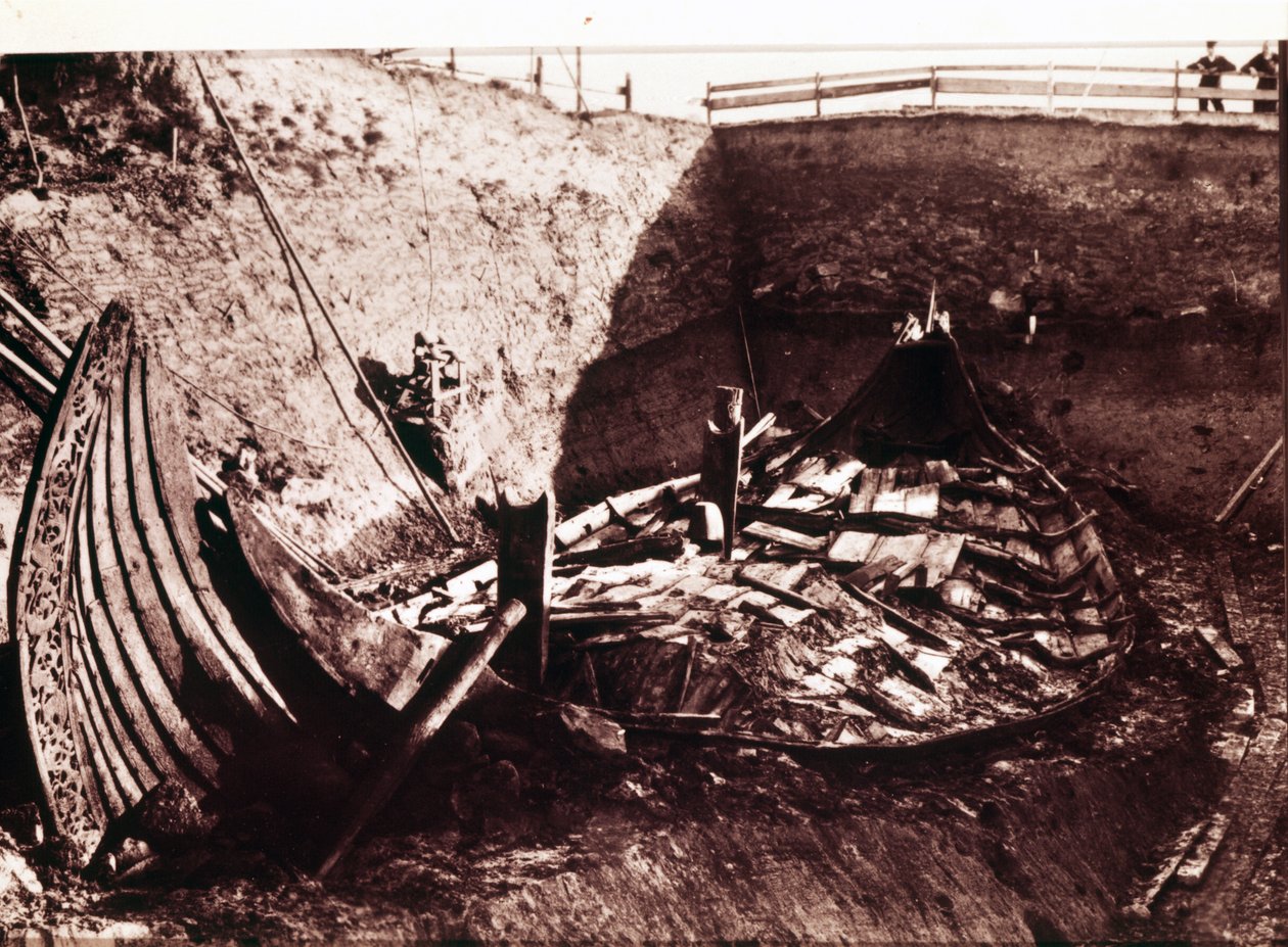 Excavación del barco vikingo Oseberg del siglo IX descubierto en Noruega, 1904 de Norwegian Photographer