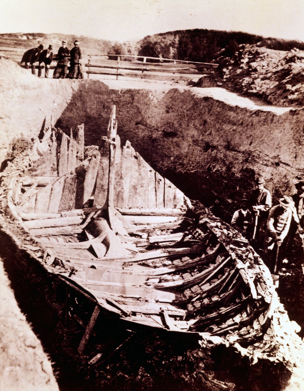 Excavaciones del barco vikingo "Gokstad" descubierto en el siglo IX en Noruega, 1880 de Norwegian Photographer
