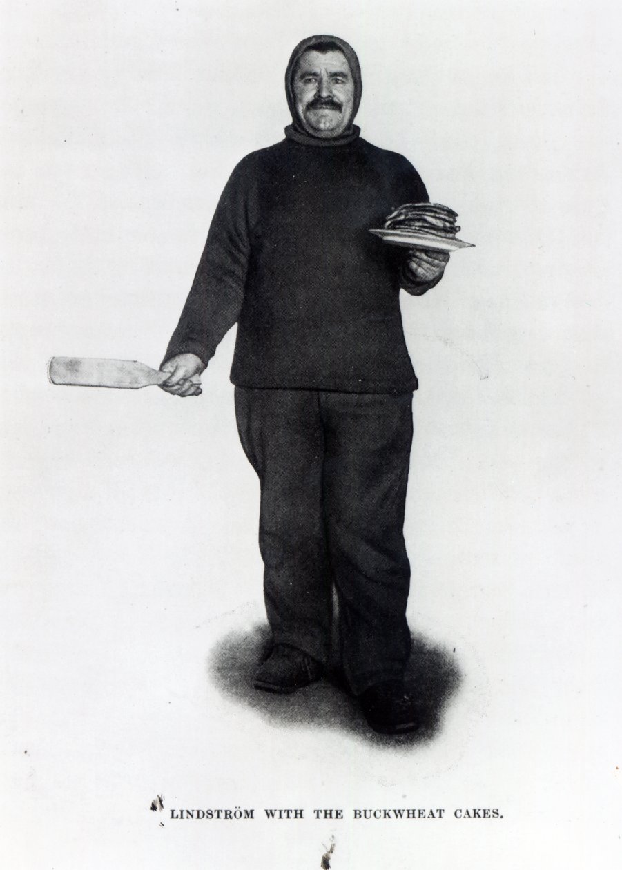 Lindstrom con los pasteles de trigo sarraceno, de El Polo Sur por Roald E. Amundsen, c.1910-12 de Norwegian Photographer