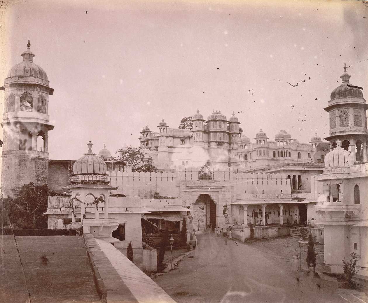 Vista del Palacio de la Ciudad, con la puerta de entrada en primer plano, Udaipur de O.S. Baudesson