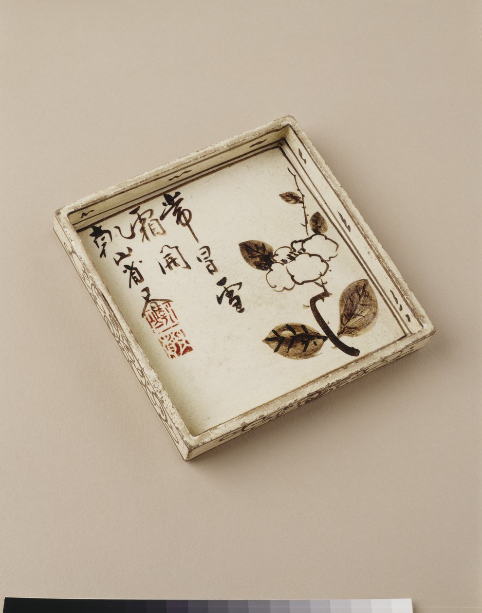 Plato de pastel con diseño de ciruela, principios del siglo XVIII de Ogata Kenzan