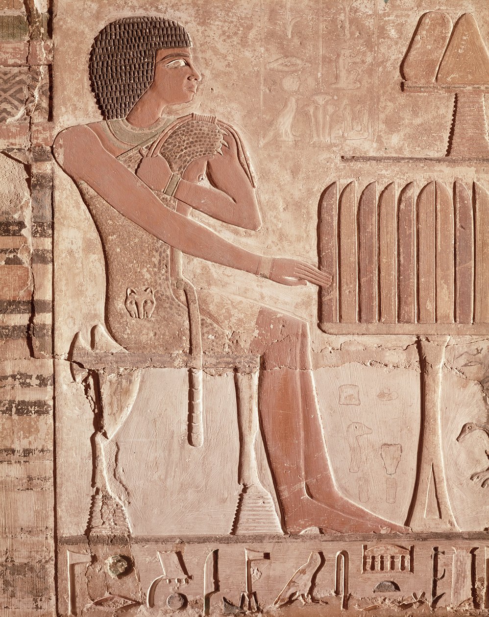 Relieve que representa al difunto sentado ante una mesa de ofrendas con pan (piedra pintada) de Old Kingdom Egyptian