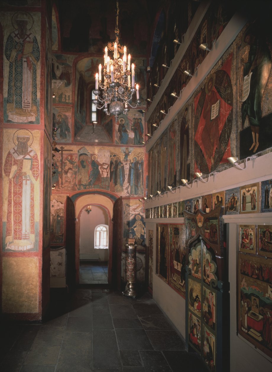 Interior con el iconostasio en la Iglesia de la Santa Túnica en el Kremlin de Moscú, 1627 de Old Russian Architecture