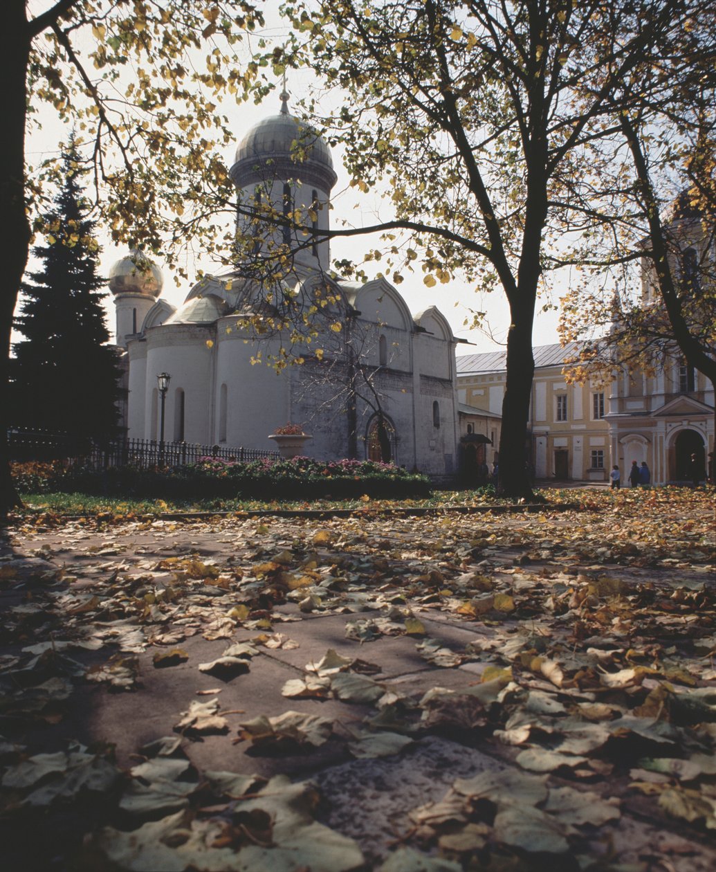 La Catedral de la Trinidad con la Tumba de San Sergio de Radonezh, 1422 de Old Russian Architecture