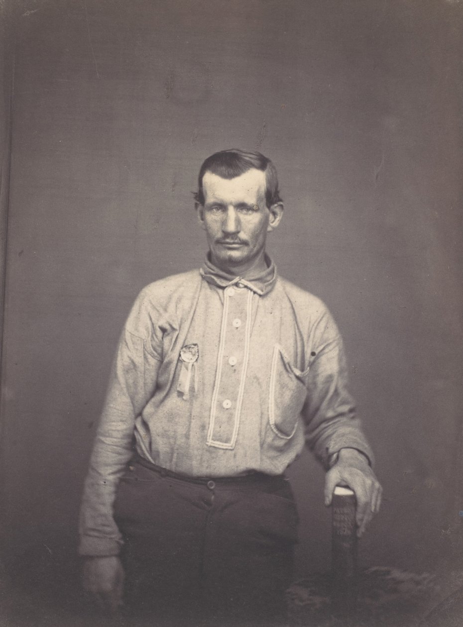 Hombre sosteniendo libro de la Oficina de Patentes, ca. 1857 de Oliver H. Willard.