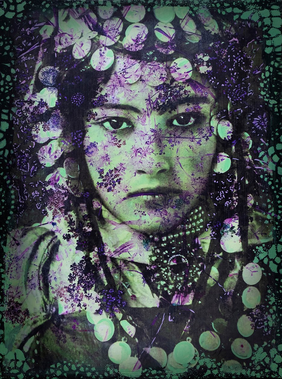 Retrato de Algerie, 2020 (técnica mixta sobre madera) de Olivia Gozzano