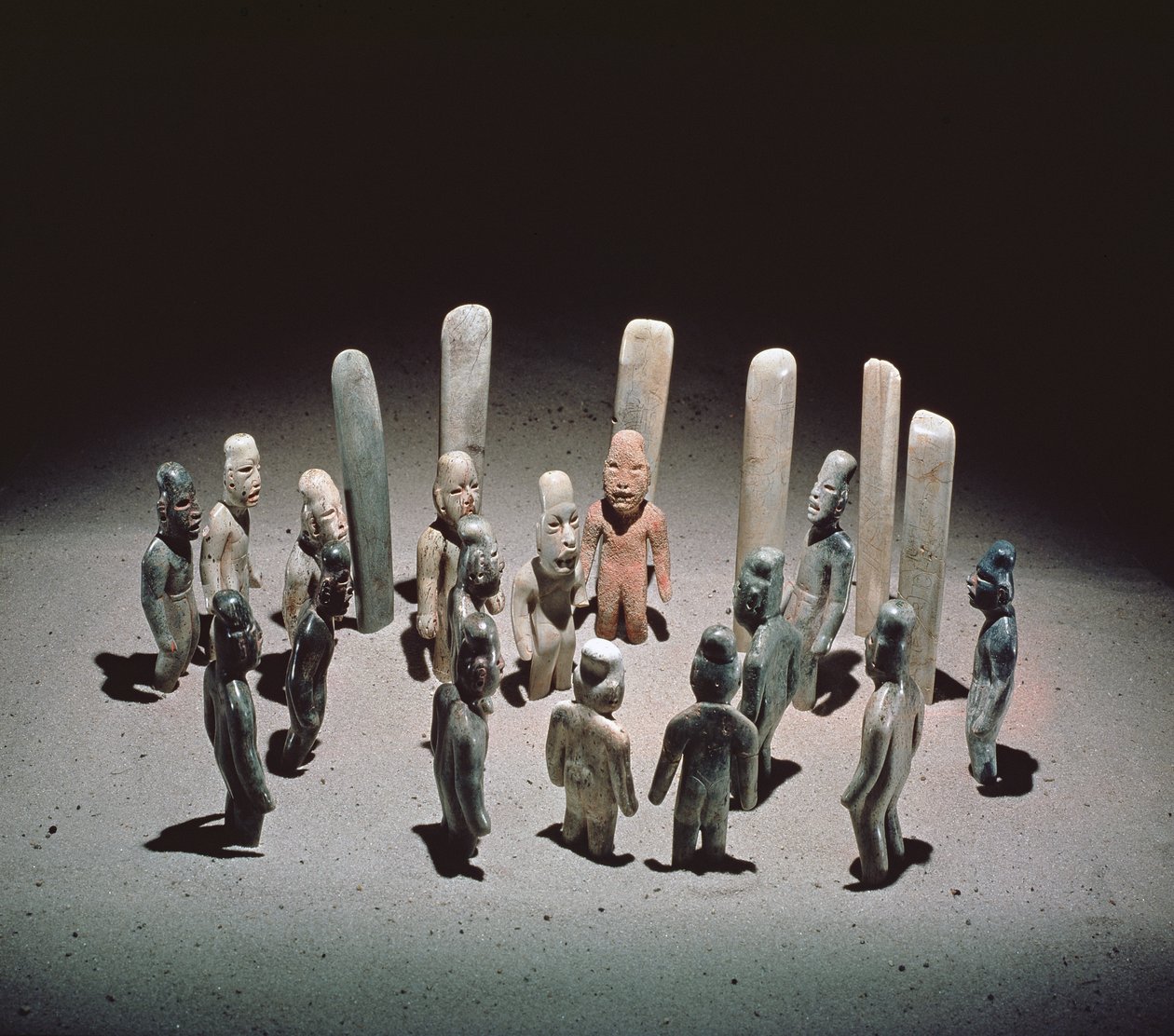 Ofrenda de dieciséis figuras masculinas, de La Venta, Tabasco, Periodo Preclásico, siglo IX a.C. al siglo I d.C. de Olmec
