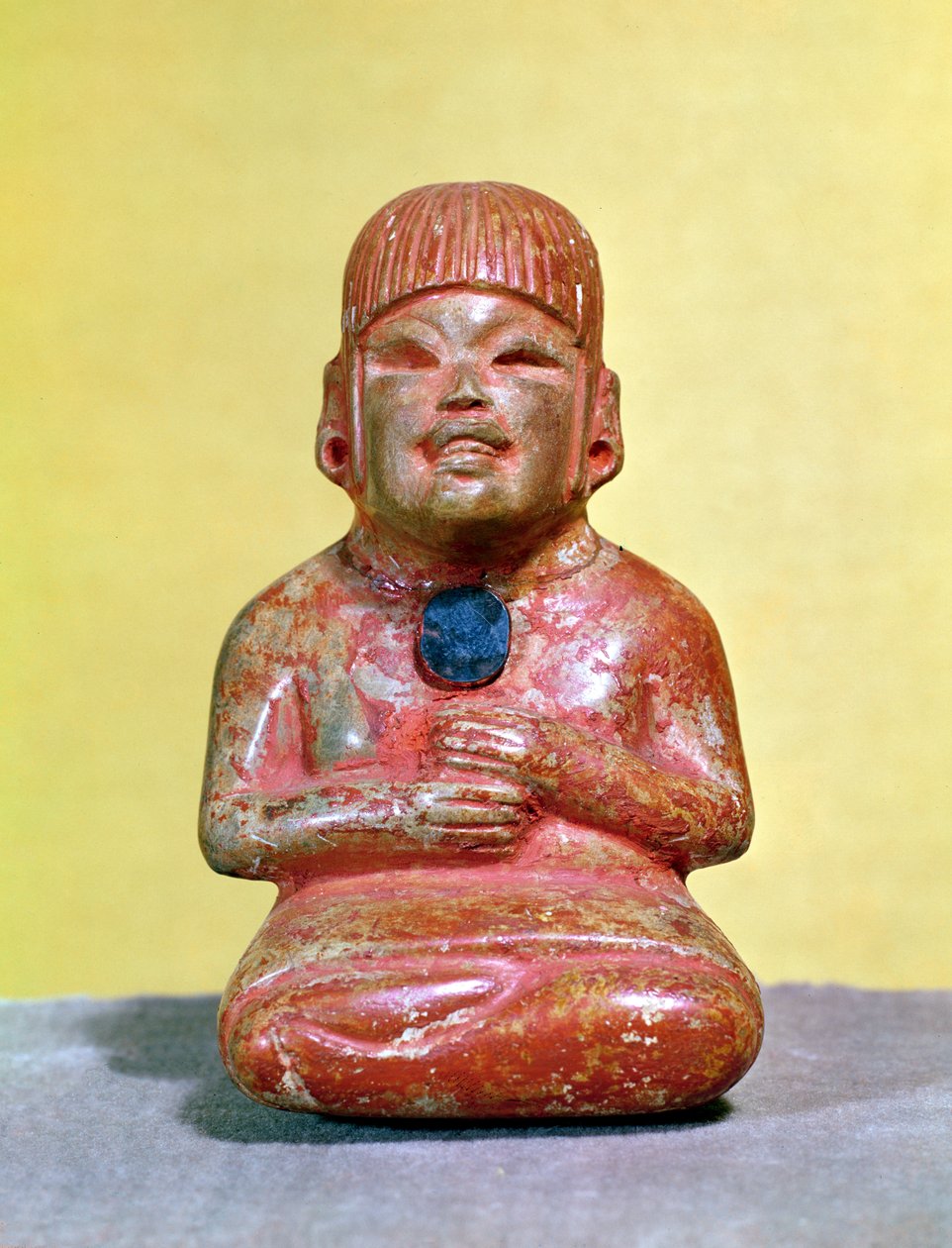 Figura sentada, posiblemente una de las primeras representaciones del dios del maíz y la alegría, de La Venta, Tabasco, Período Preclásico de Olmec