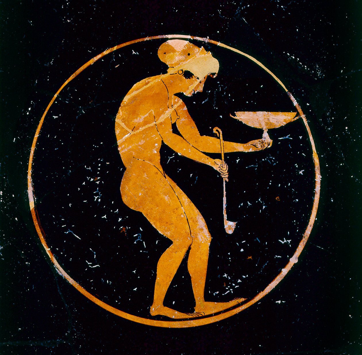 Copa de figuras rojas atenienses con chica desnuda con copa y cucharón dentro, 520 a.C. de Oltos