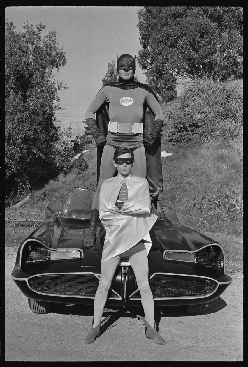 Batman y Robin y el Batmóvil en el set de la serie de TV 