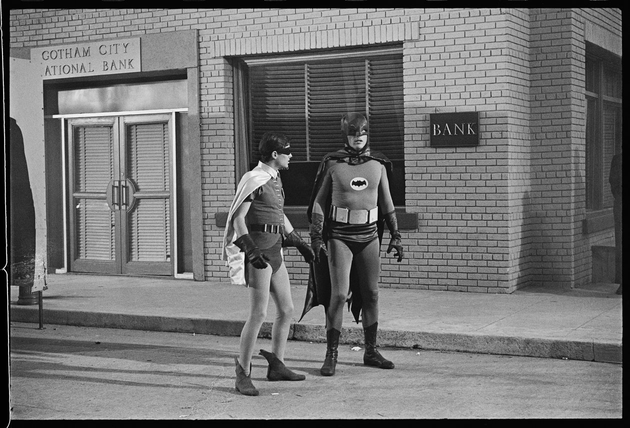 Batman y Robin en el set de la serie de TV de Orlando Suero