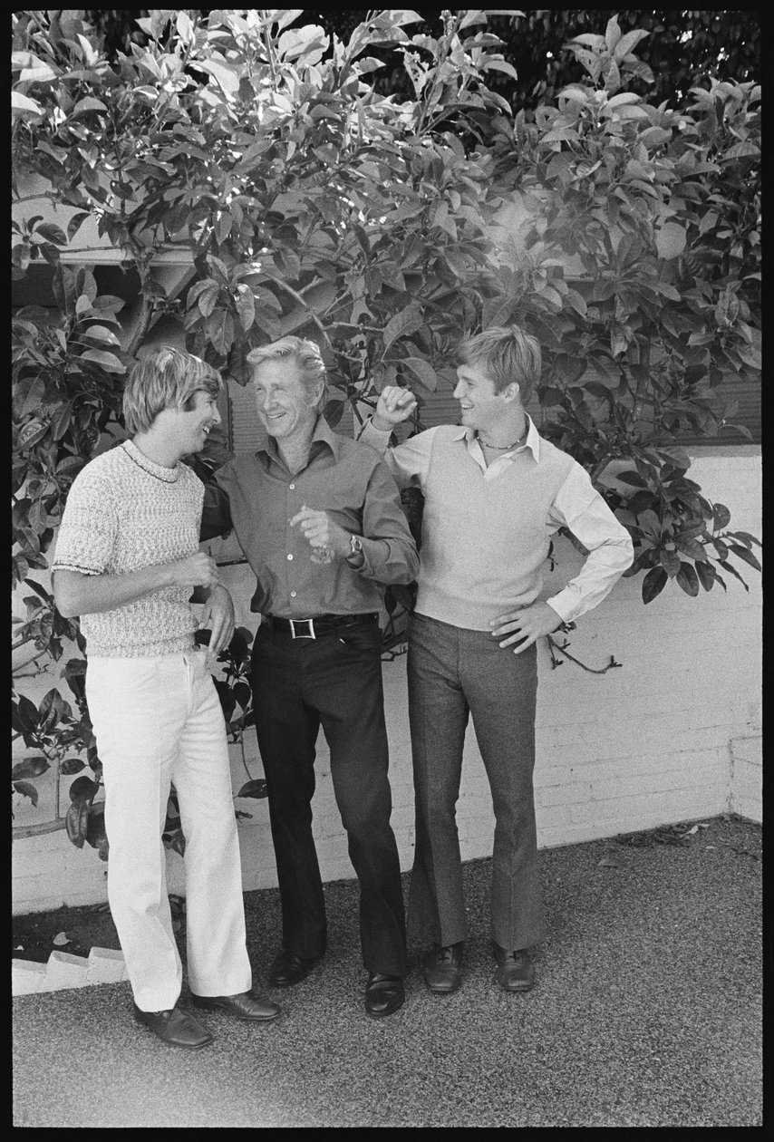 Beau Bridges, Jeff Bridges y Lloyd Bridges en su patio trasero en casa de Orlando Suero