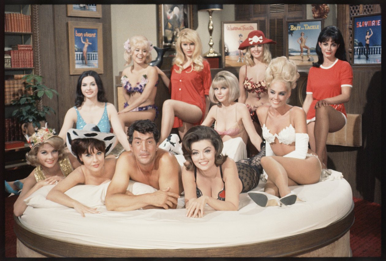 Dean Martin como Matt Helm y las chicas en el set de 