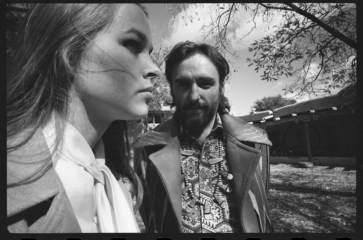 Dennis Hopper y su esposa Michelle Phillips en casa en Nuevo México de Orlando Suero