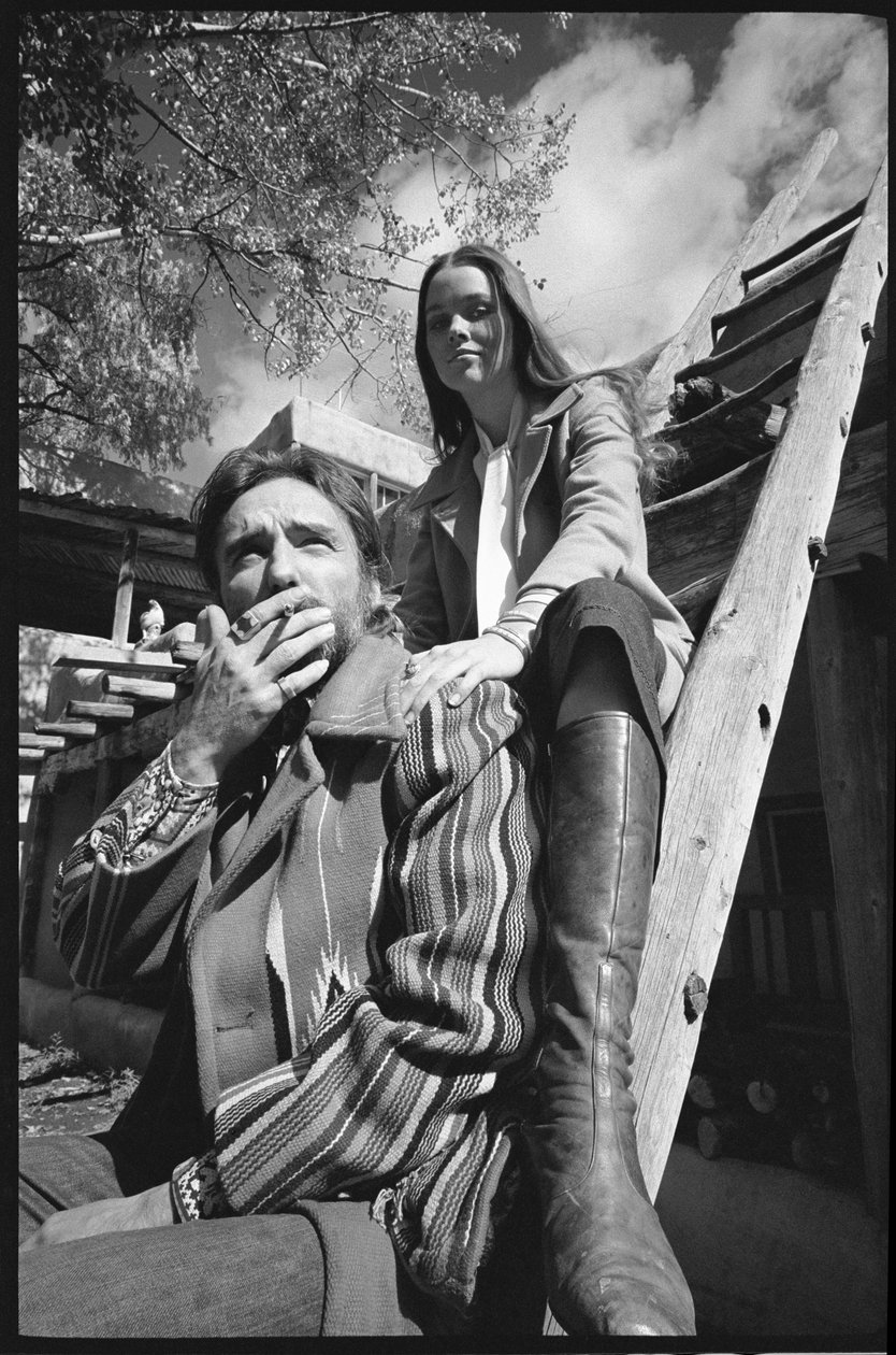 Dennis Hopper y su esposa Michelle Phillips en una escalera en Nuevo México de Orlando Suero