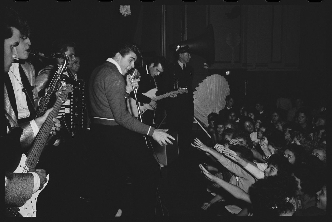 Fabian actuando en un show en vivo con la banda de Orlando Suero