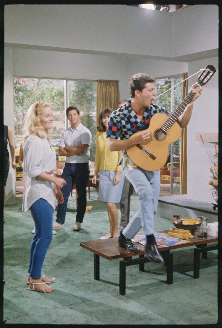 Frankie Avalon y Tuesday Weld en el set de 