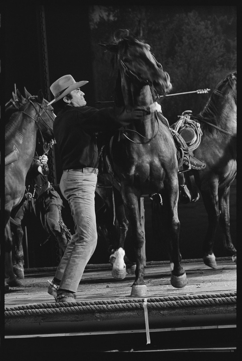 Gregory Peck con caballo en el set de 