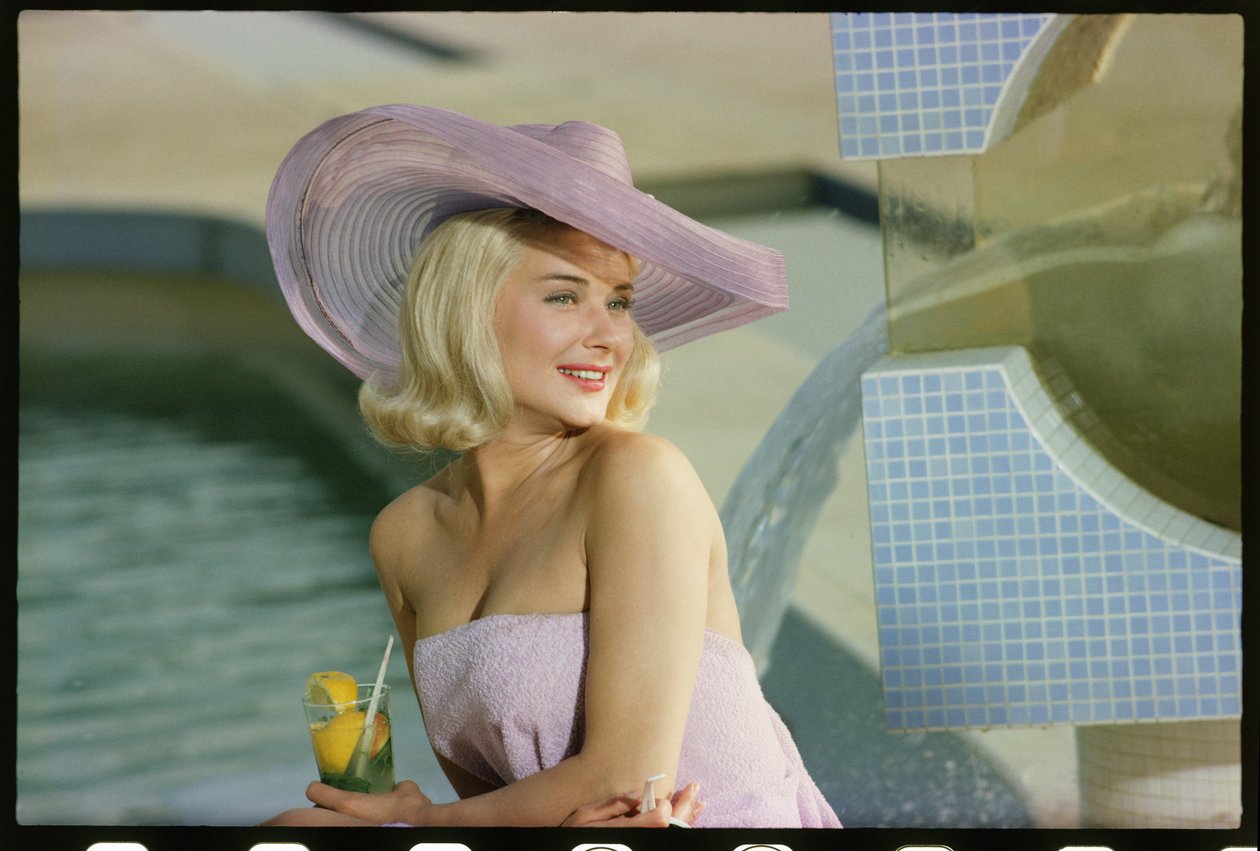 Hope Lange en sesión de fotos junto a la piscina de Orlando Suero