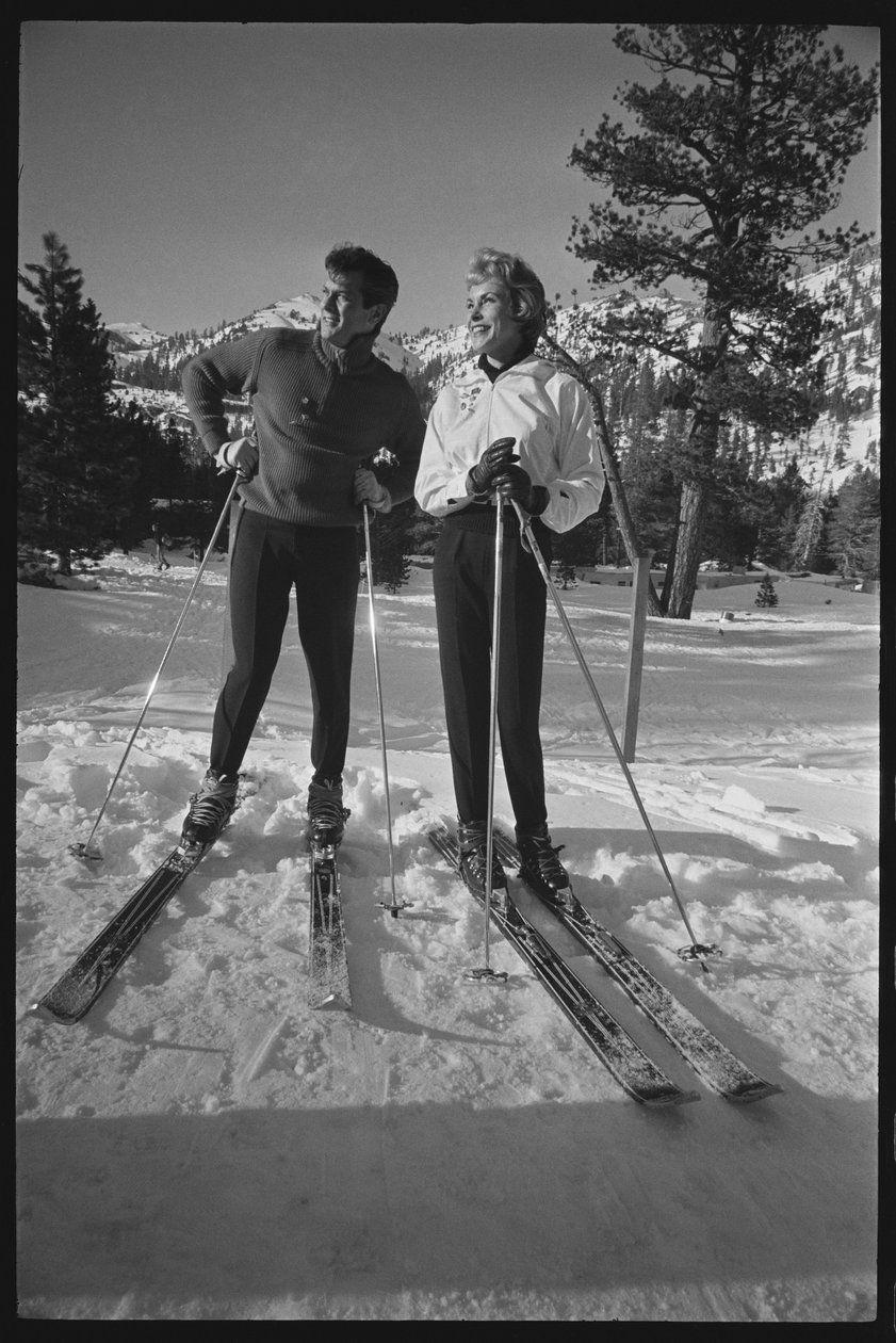 Janet Leigh y Tony Curtis en esquís en los Juegos Olímpicos de Invierno, Squaw Valley, California de Orlando Suero