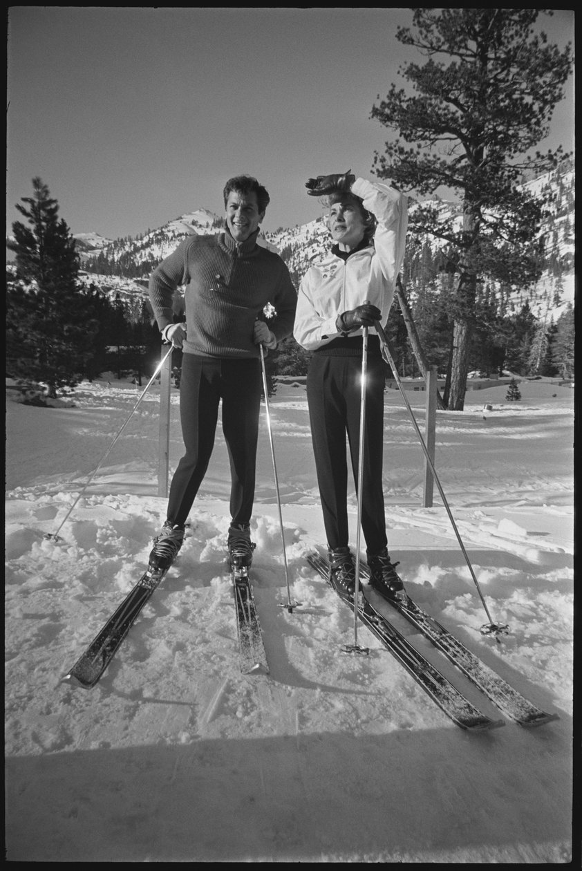 Janet Leigh y Tony Curtis en esquís en los Juegos Olímpicos de Invierno, Squaw Valley, California de Orlando Suero
