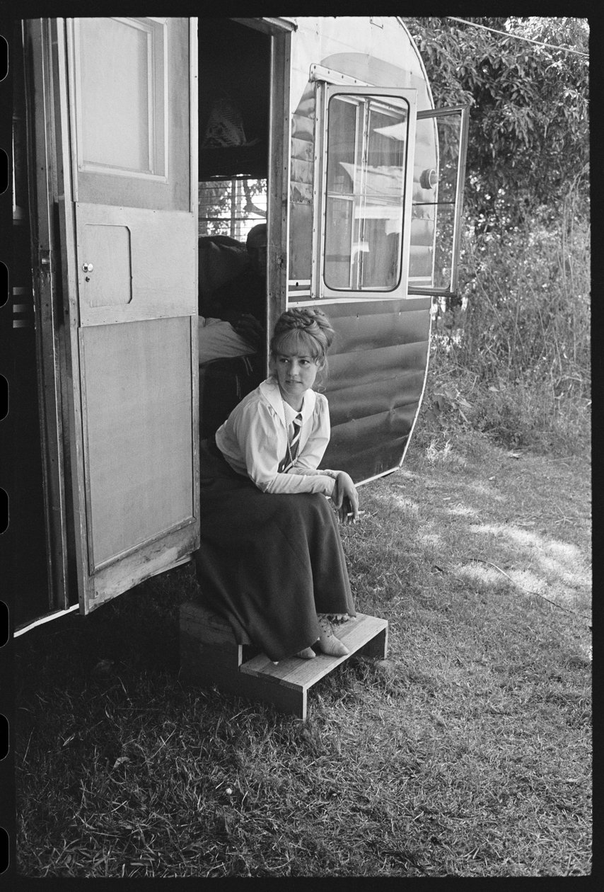 Jeanne Moreau junto a su tráiler de actor en el set de 