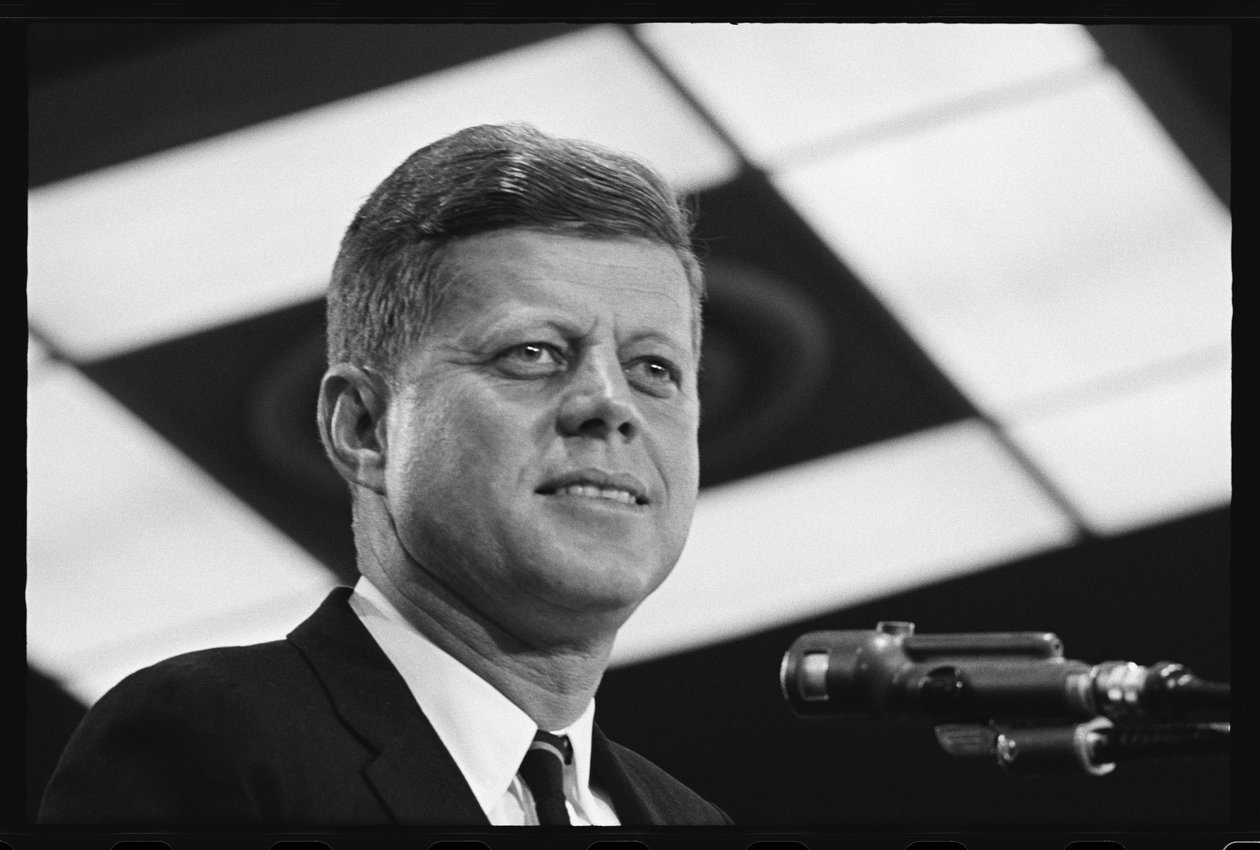 John F. Kennedy da un discurso de Orlando Suero