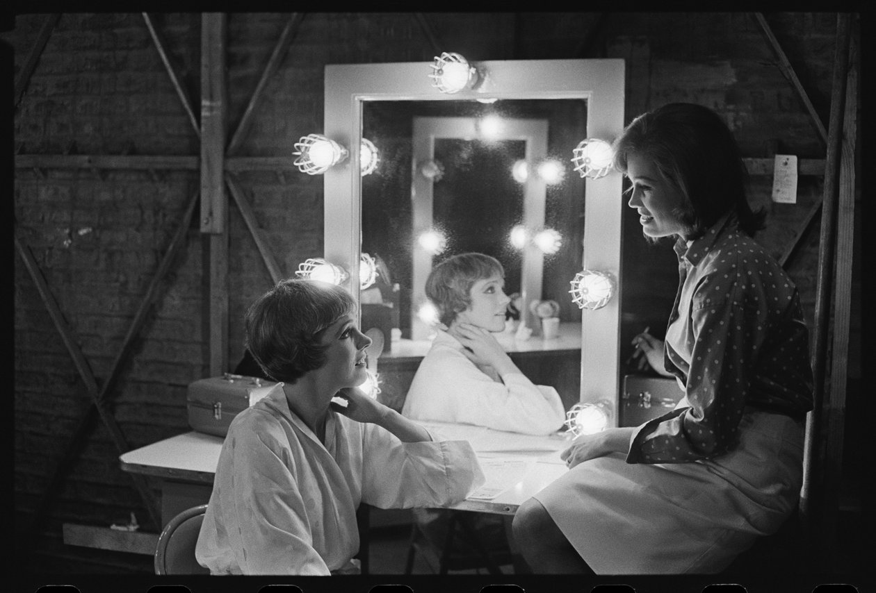 Julie Andrews y Mary Tyler Moore en el set de 