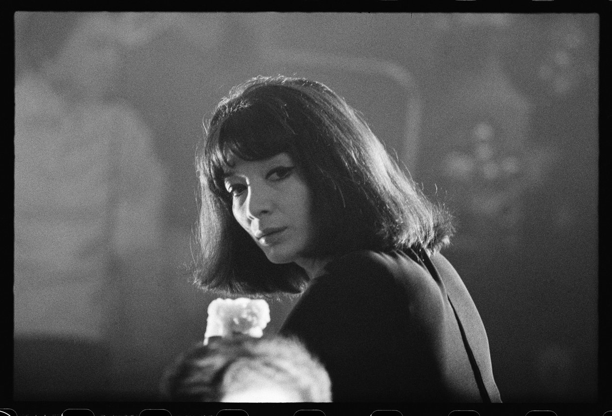 Juliette Greco en un club nocturno con humo de Orlando Suero
