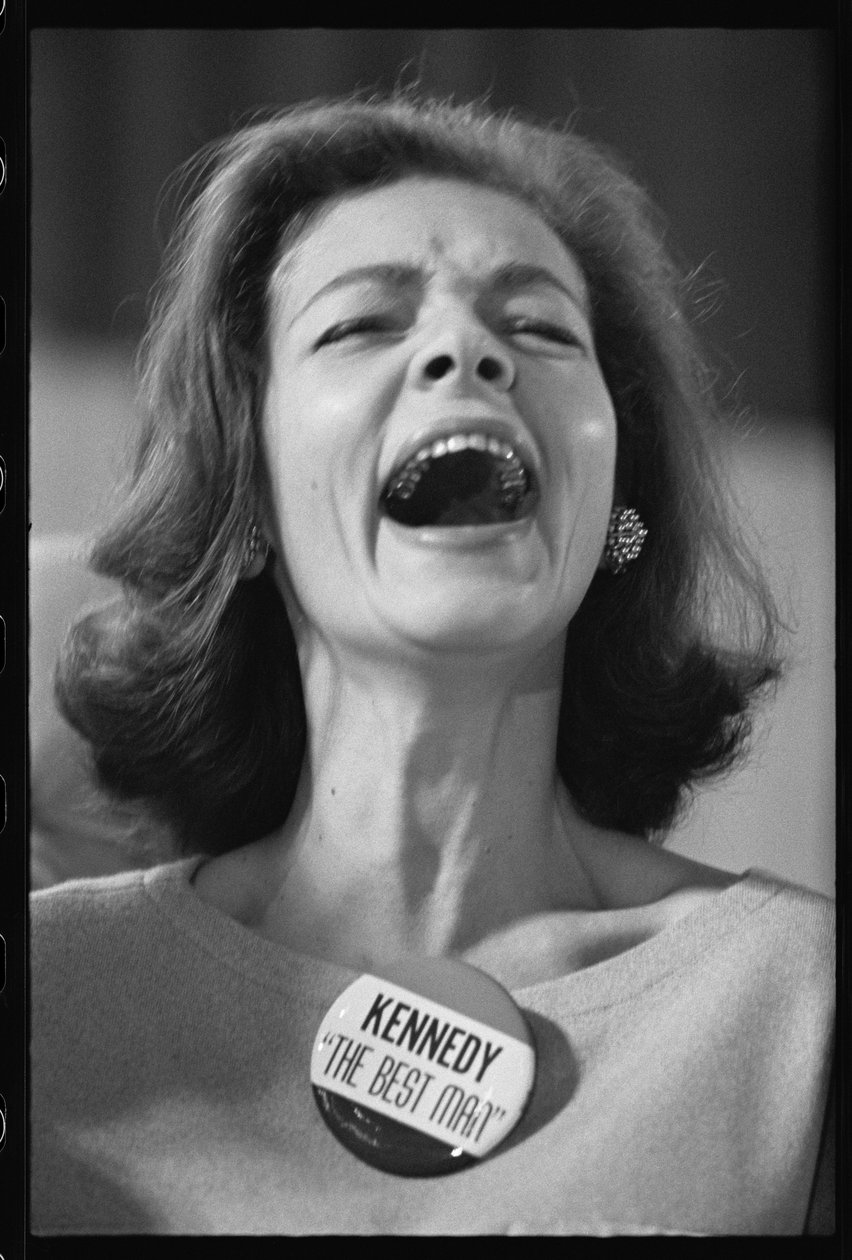 Lauren Bacall con una insignia de 