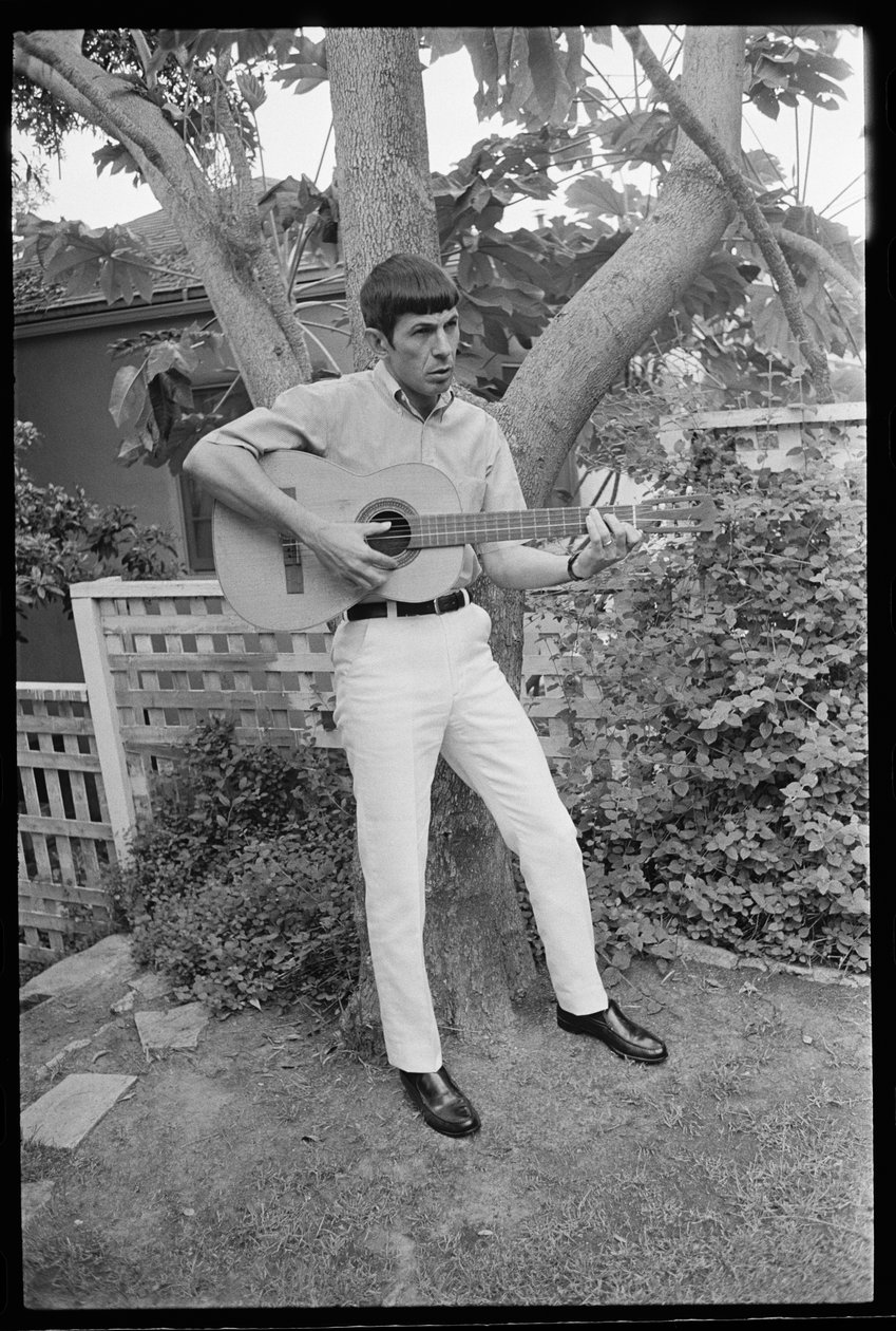 Leonard Nimoy toca la guitarra de Orlando Suero