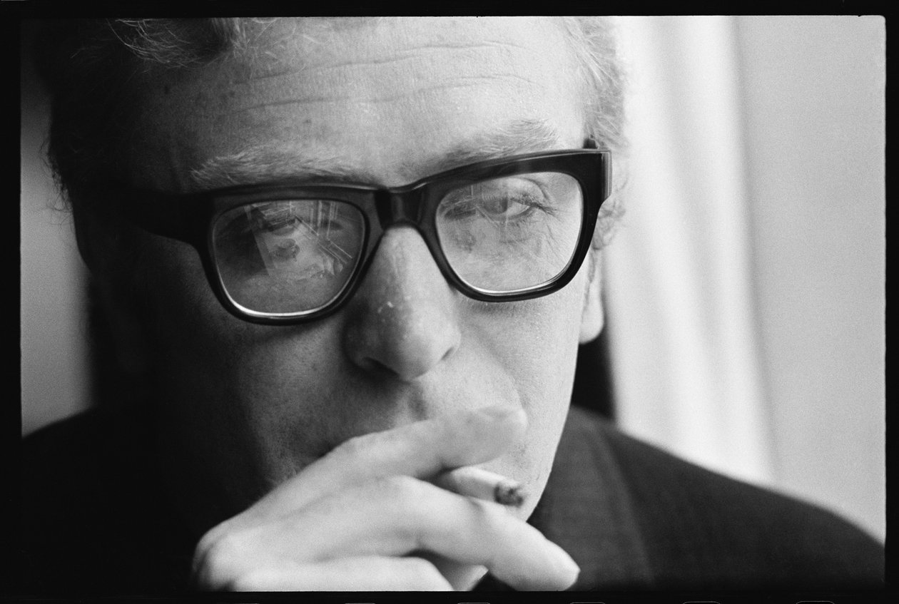 Michael Caine fumando de Orlando Suero