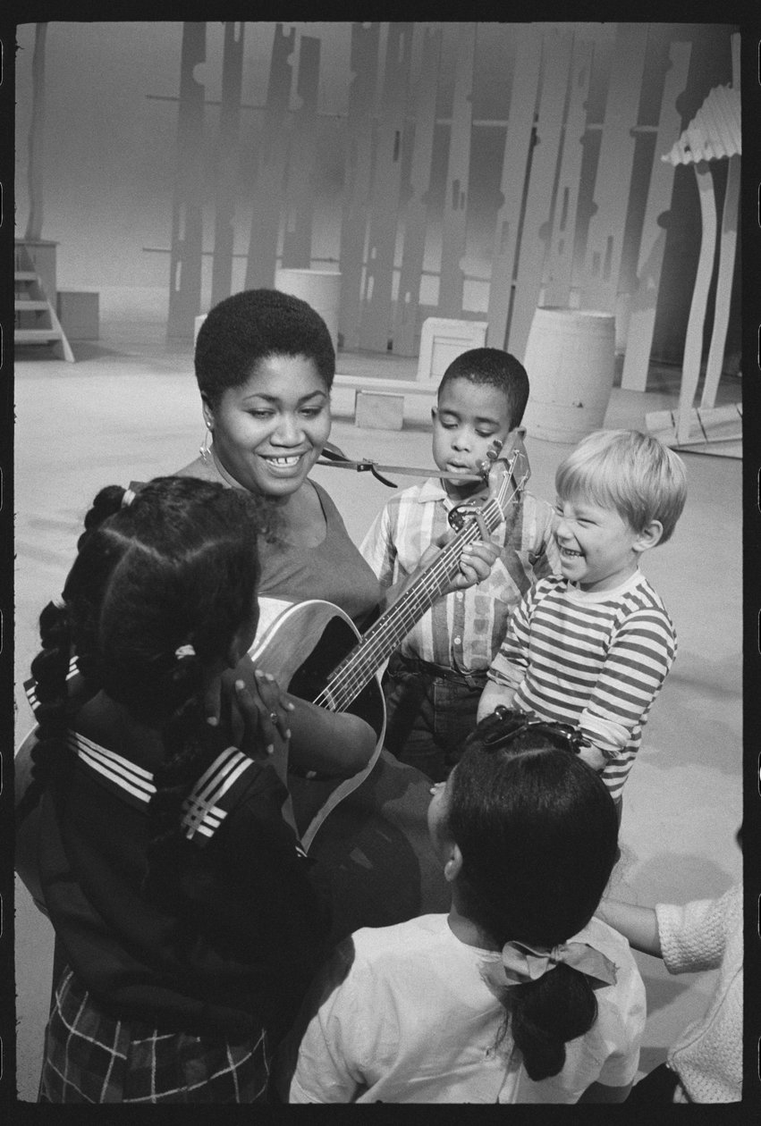 Odetta canta a los niños en el set de un especial de TV de Orlando Suero