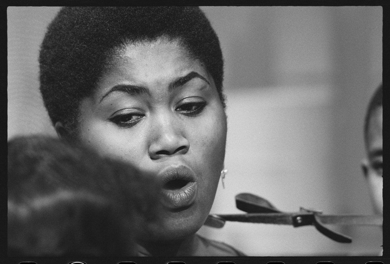 Odetta canta a los niños en el set de un especial de TV de Orlando Suero