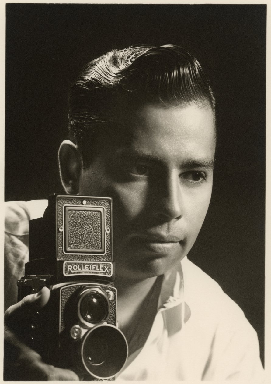 Retrato de Orlando Suero con cámara Rolleiflex, c.1954 de Orlando Suero