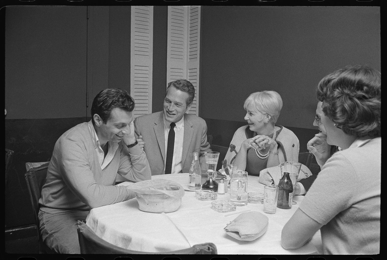 Paul Newman, Mort Sahl y Joanne Woodward bromeando en la cena de Orlando Suero