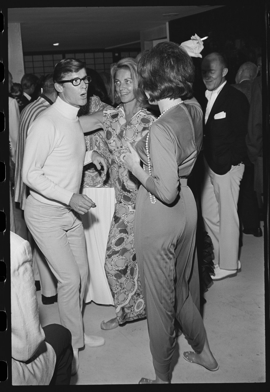 Roddy McDowall, Lauren Bacall y Shirley MacLaine en una fiesta en una casa en Malibu de Orlando Suero