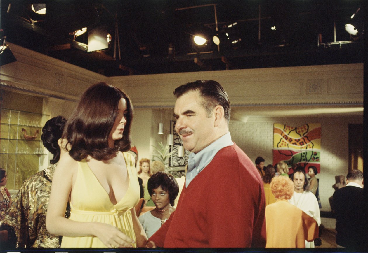 Russ Meyer y el elenco en el set de 