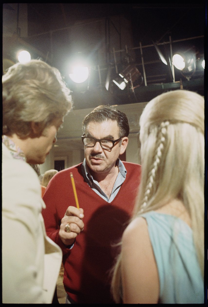 Russ Meyer en el set de "Beyond the Valley of the Dolls," 1970 de Orlando Suero