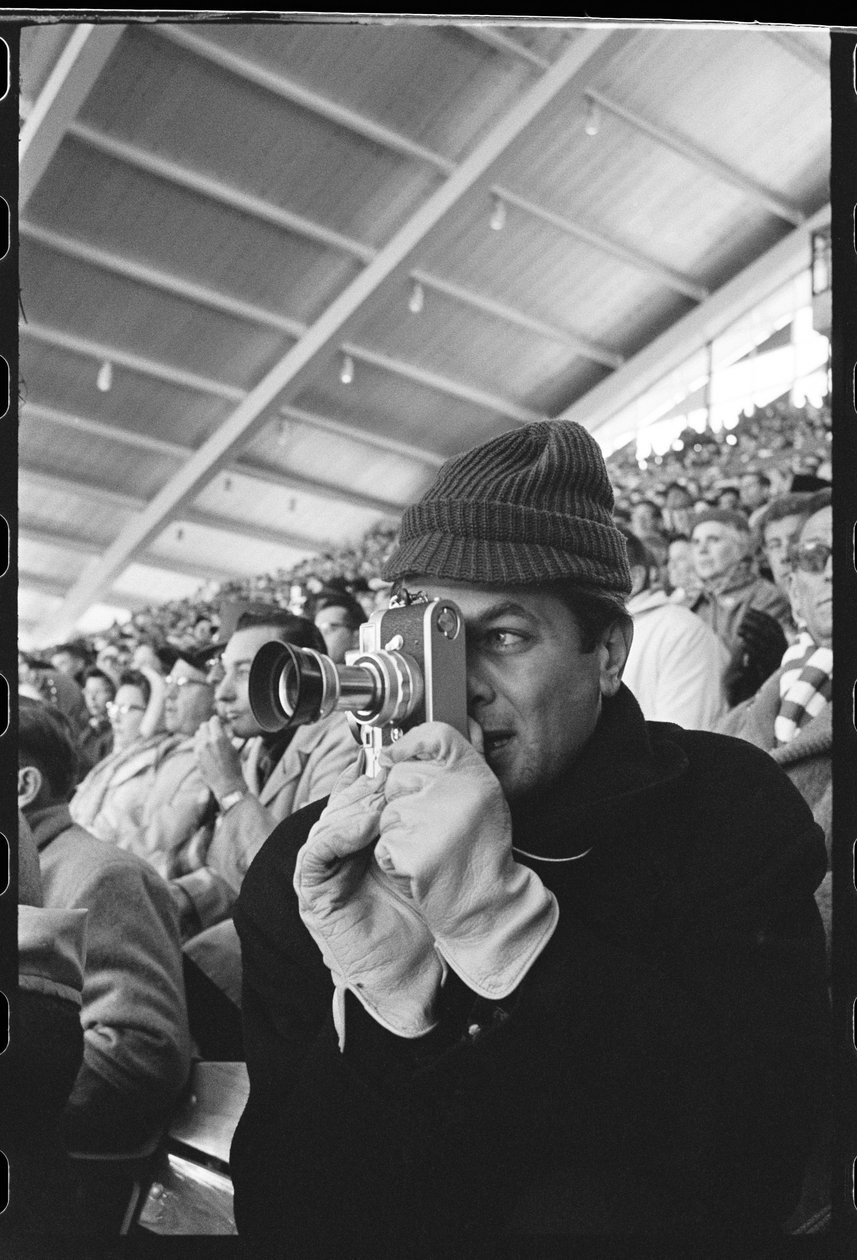 Tony Curtis con cámara Leica en los Juegos Olímpicos de Invierno, Squaw Valley, California de Orlando Suero