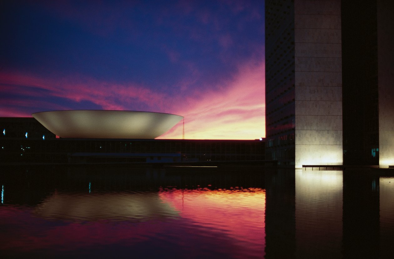 Plaza de los Tres Poderes y Congreso Nacional al atardecer de Oscar Niemeyer